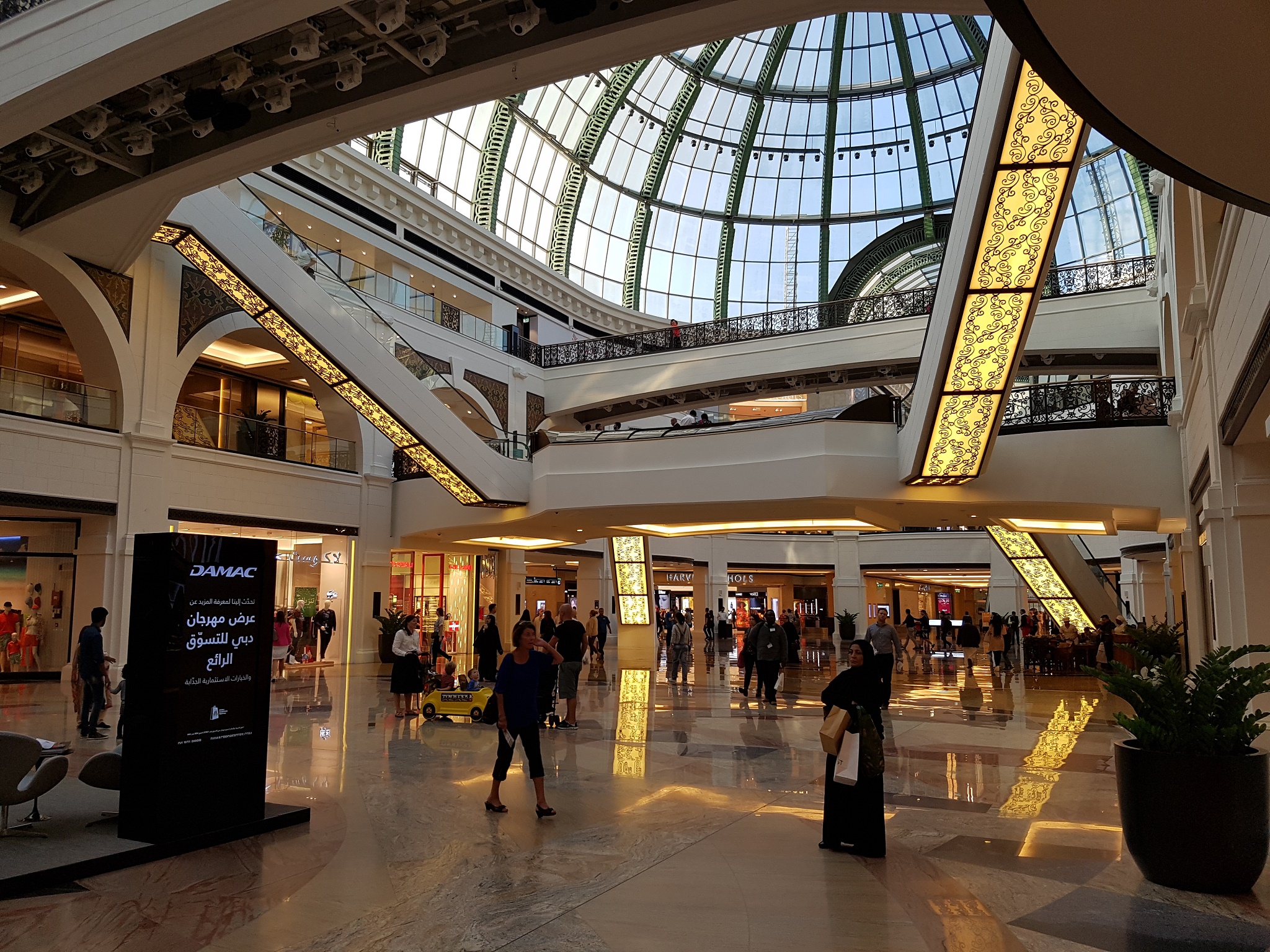 Hm uae. Mall of the Emirates в Дубае. Торговый центр Mall of the Emirates. Дубай Молл Эмирейтс Молл. Mall of the Emirates Дубай магазины.